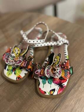 Betsey Johnson Girls Dacie Flat Sandals Size 1 White Butterfly Embellishments